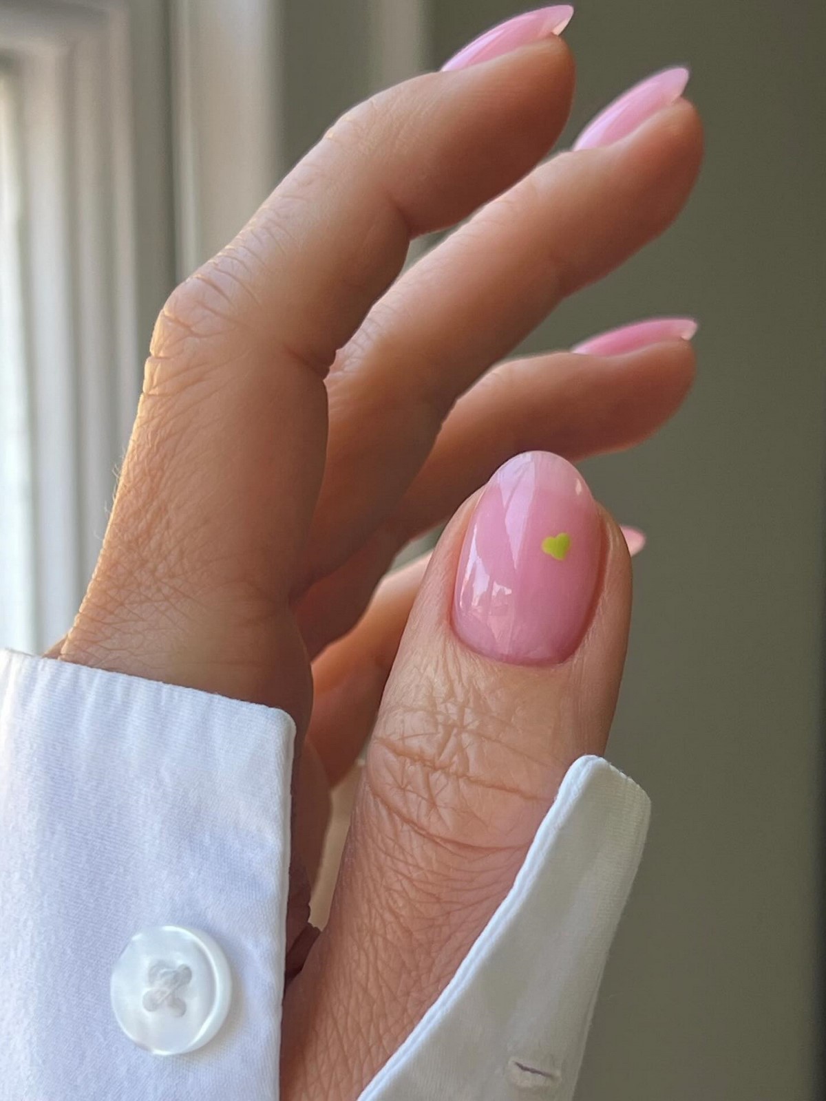 Розовый маникюр весны 2026: оттенки в тренде