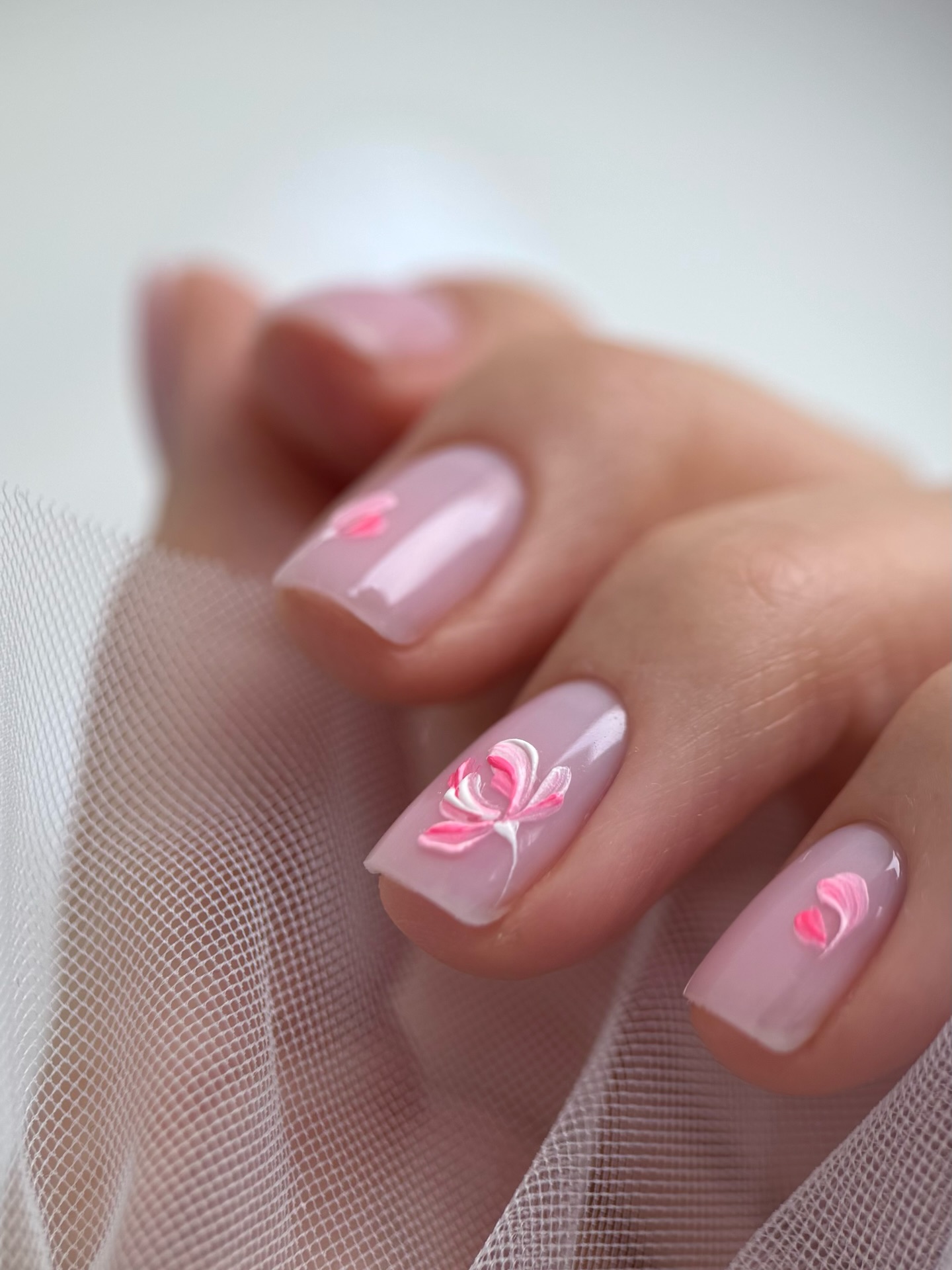 Цветочный маникюр возвращается: самые свежие идеи весны