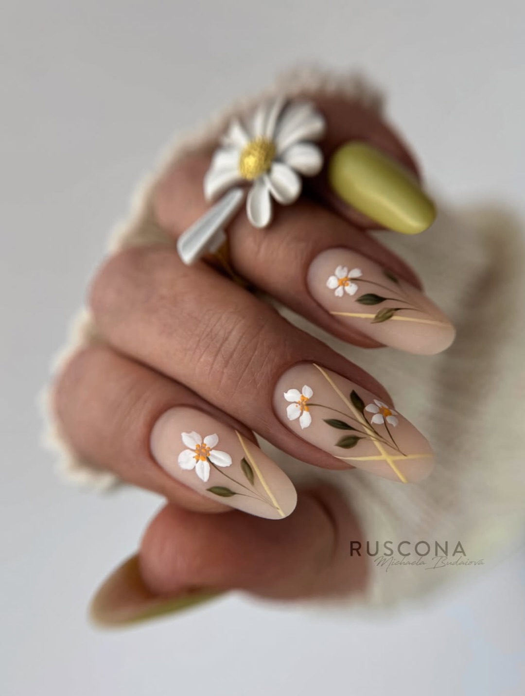 Цветочный маникюр возвращается: самые свежие идеи весны