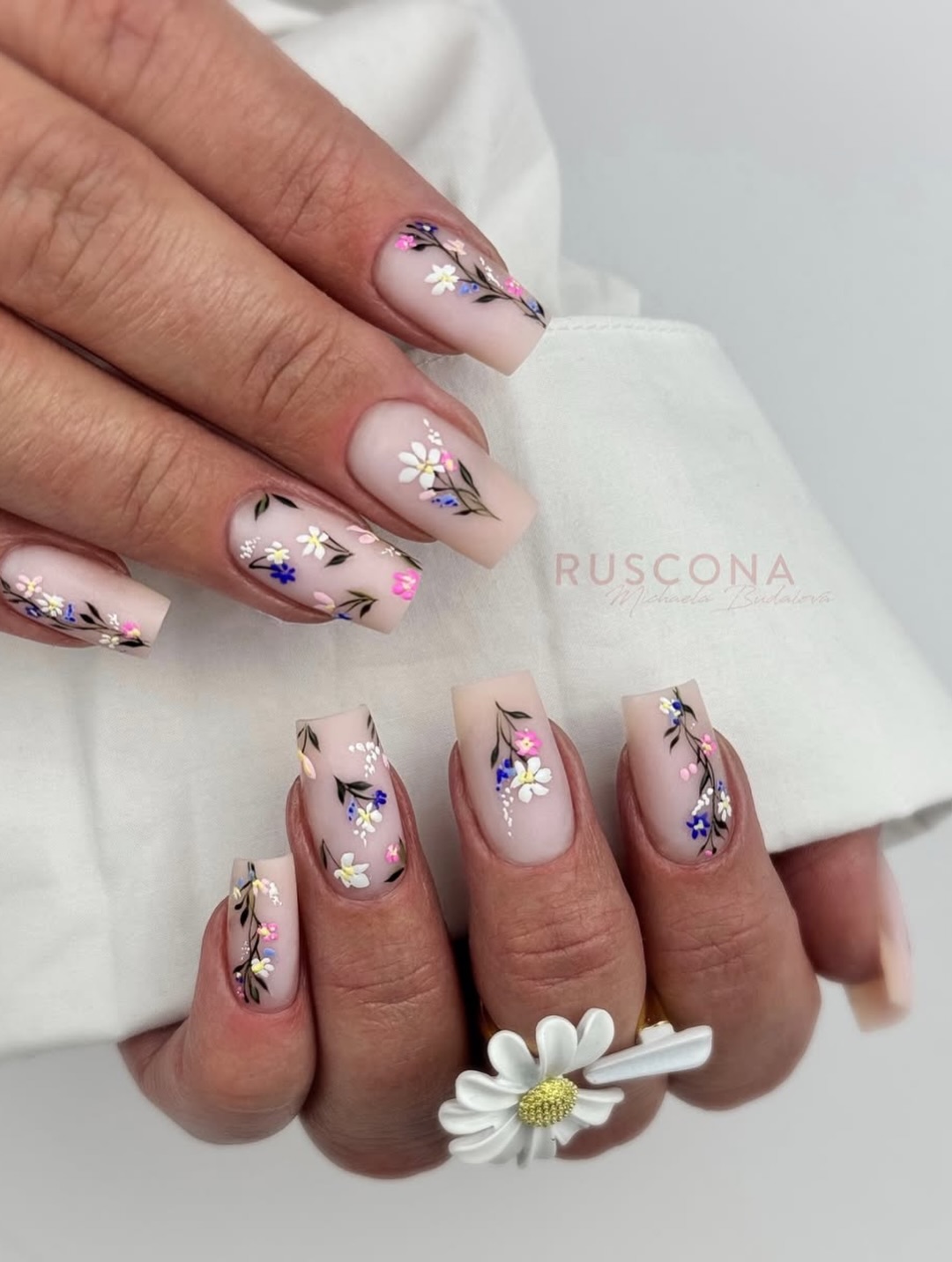 Цветочный маникюр возвращается: самые свежие идеи весны