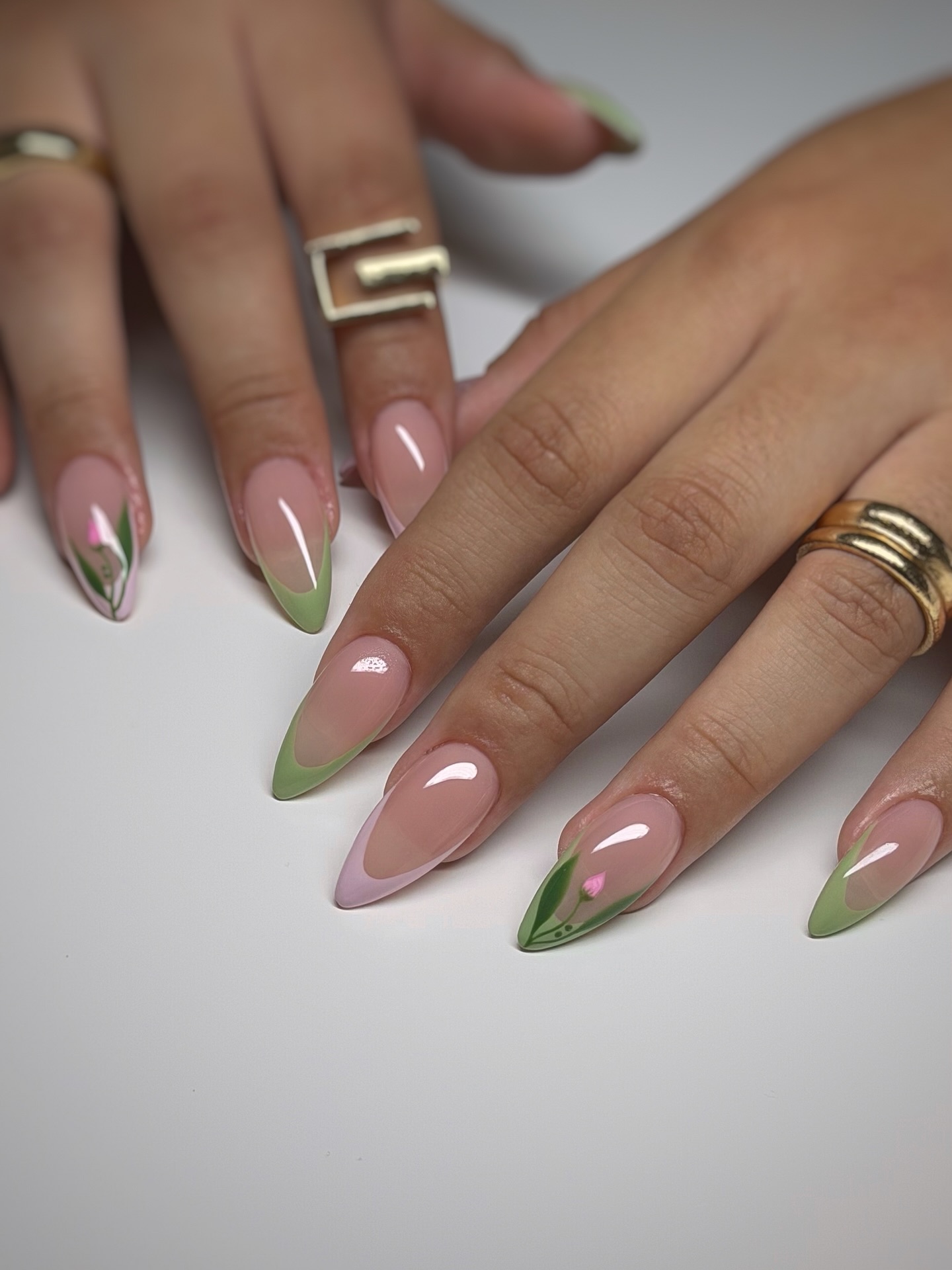 Цветочный маникюр возвращается: самые свежие идеи весны