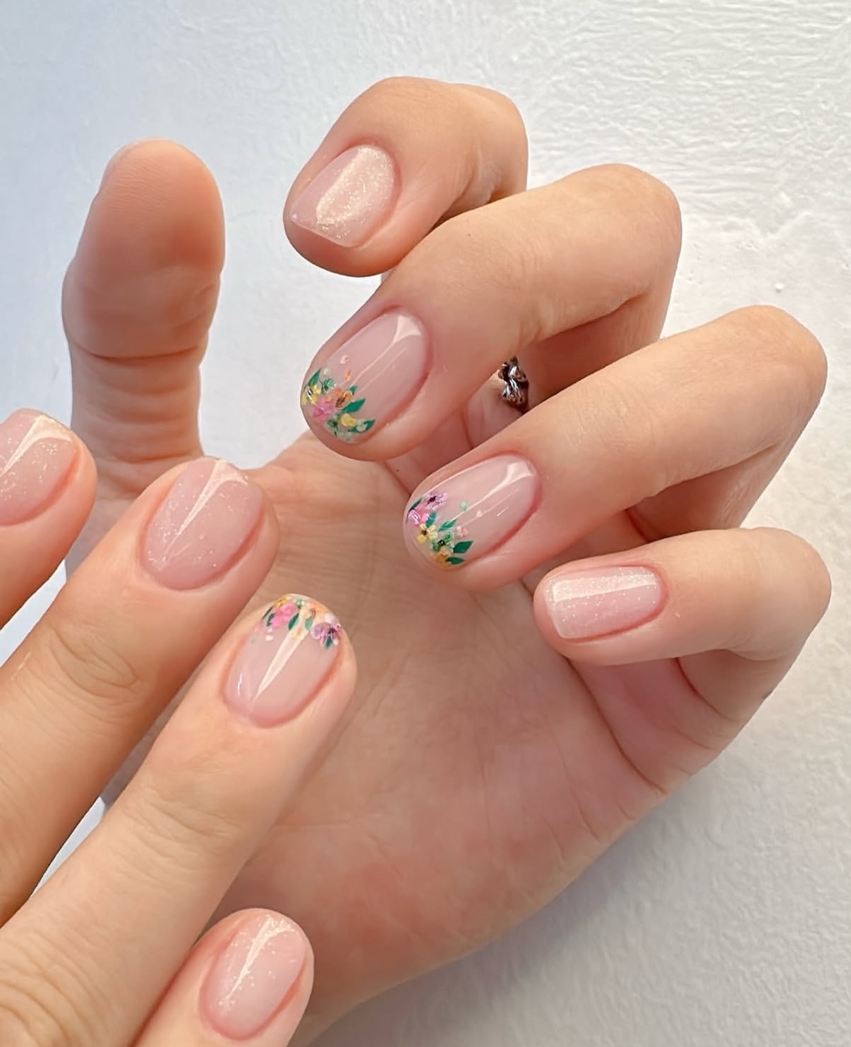 Цветочный маникюр возвращается: самые свежие идеи весны