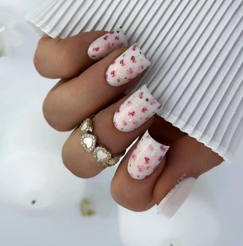 Цветочный маникюр возвращается: самые свежие идеи весны