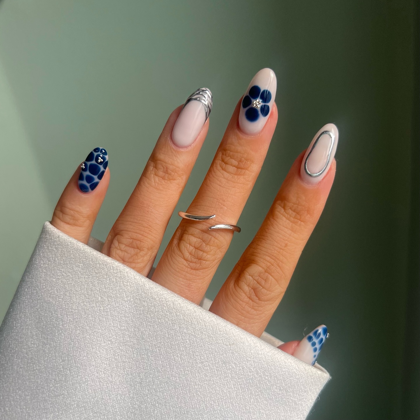 Цветочный маникюр возвращается: самые свежие идеи весны