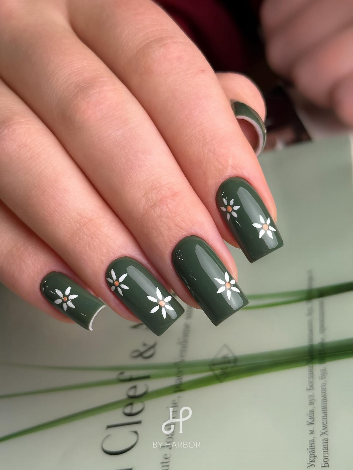 Зеленый маникюр весны 2026: оттенок, который освежает руки