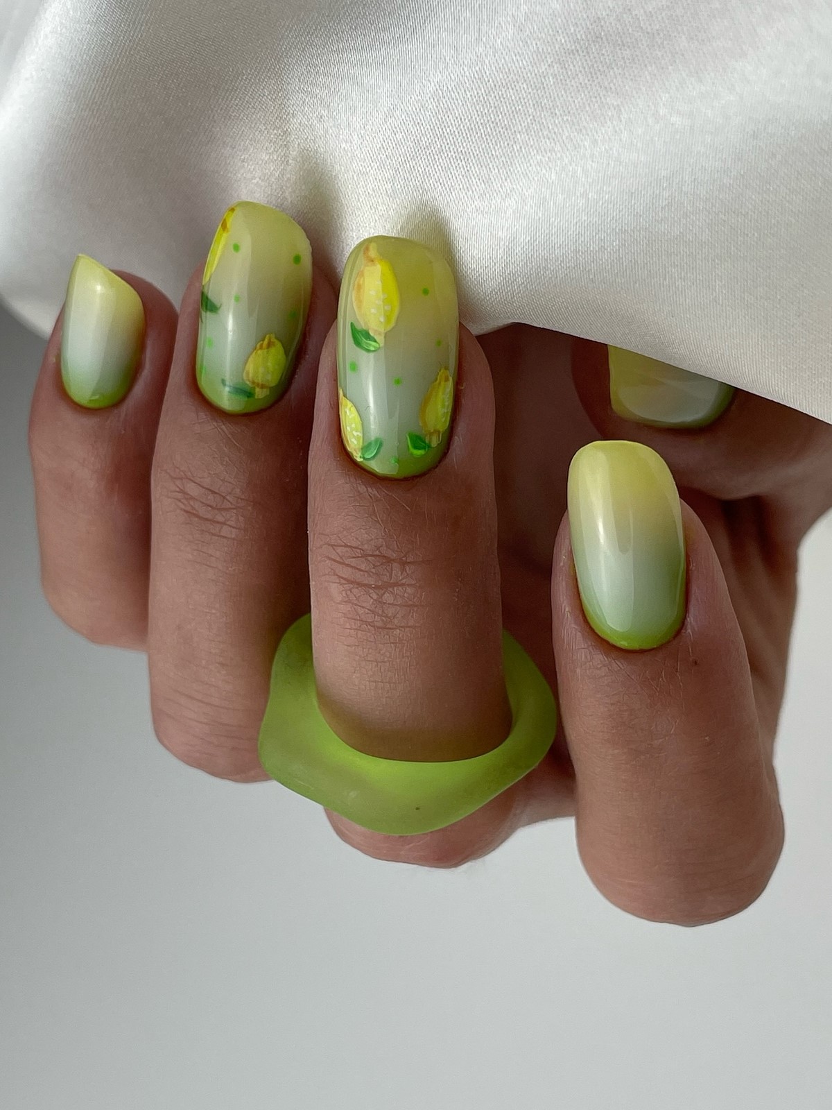 Зеленый маникюр весны 2026: оттенок, который освежает руки