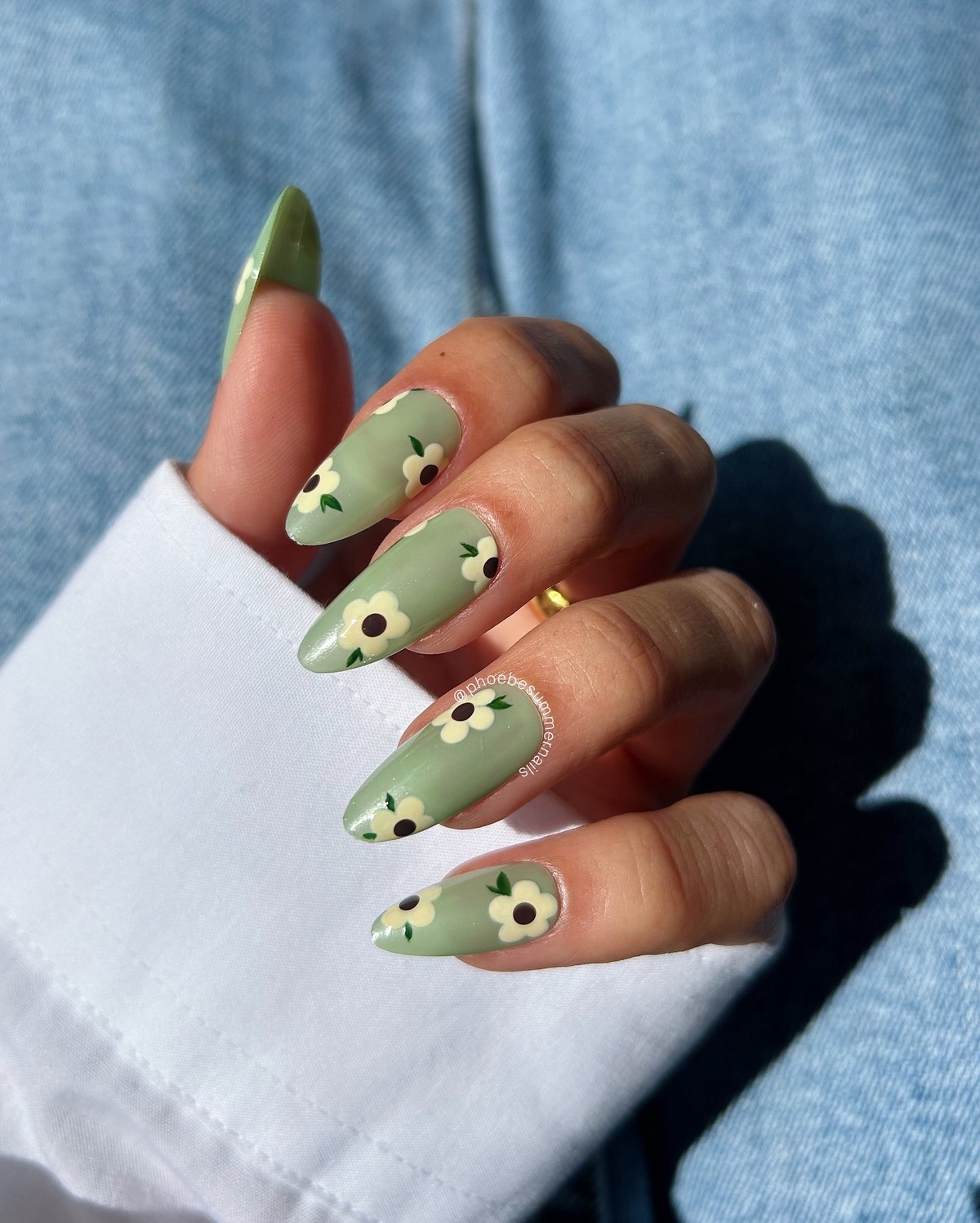 Зеленый маникюр весны 2026: оттенок, который освежает руки