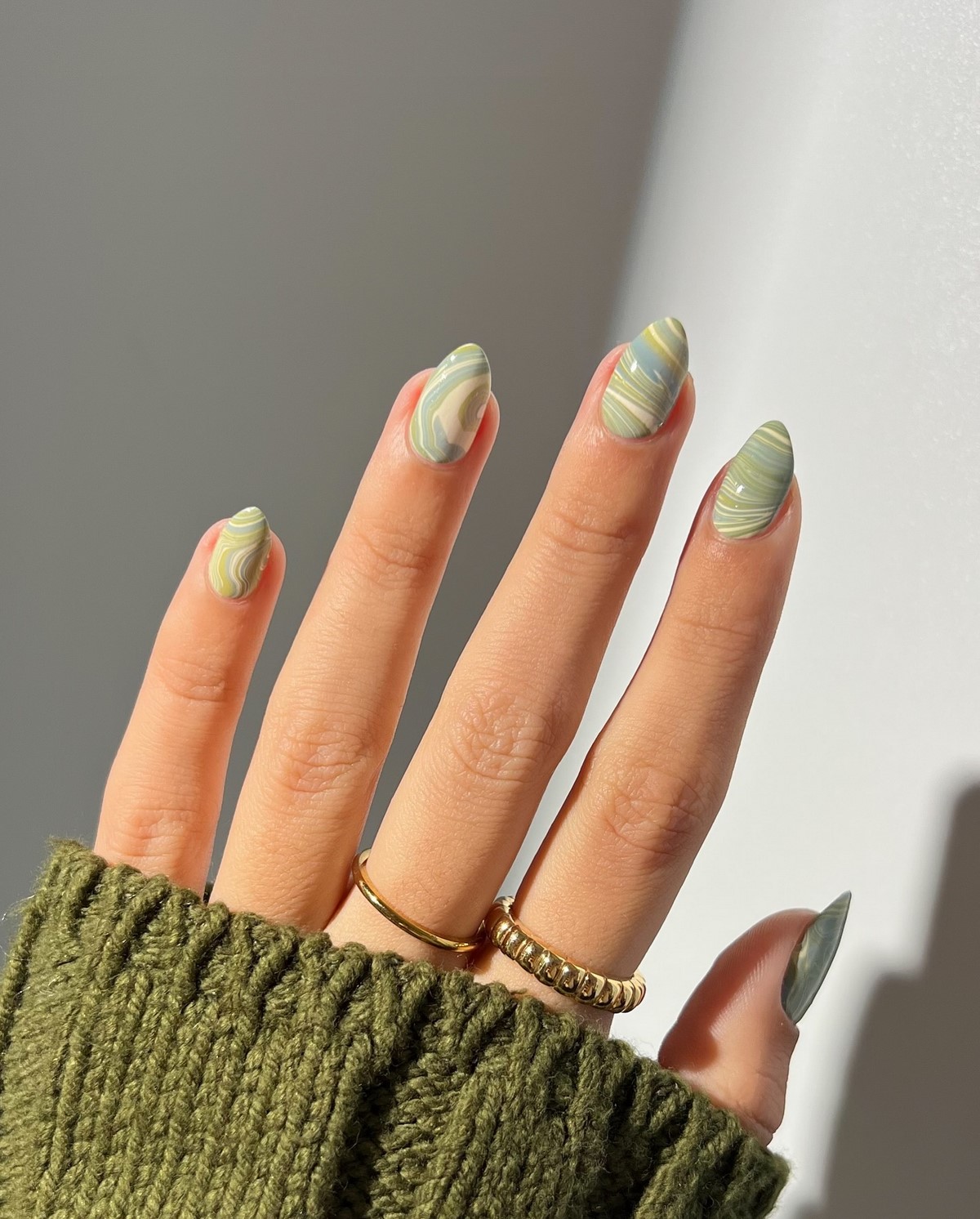 Зеленый маникюр весны 2026: оттенок, который освежает руки