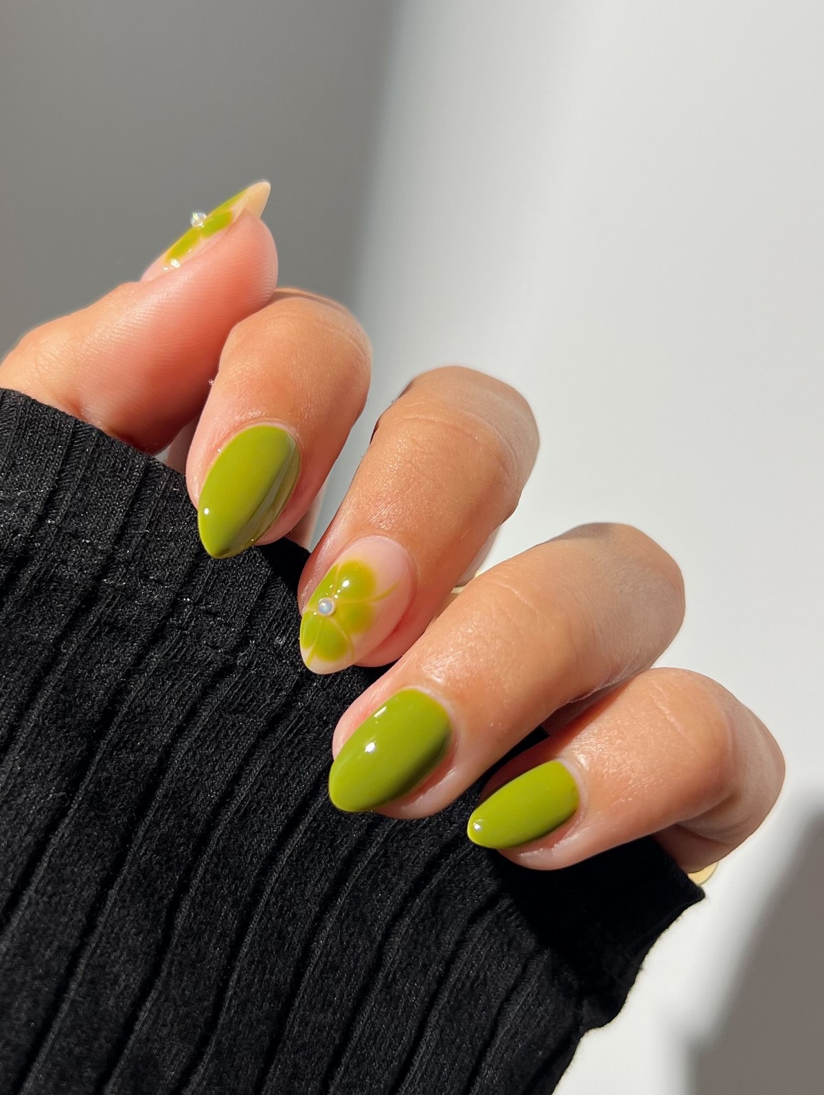 Зеленый маникюр весны 2026: оттенок, который освежает руки