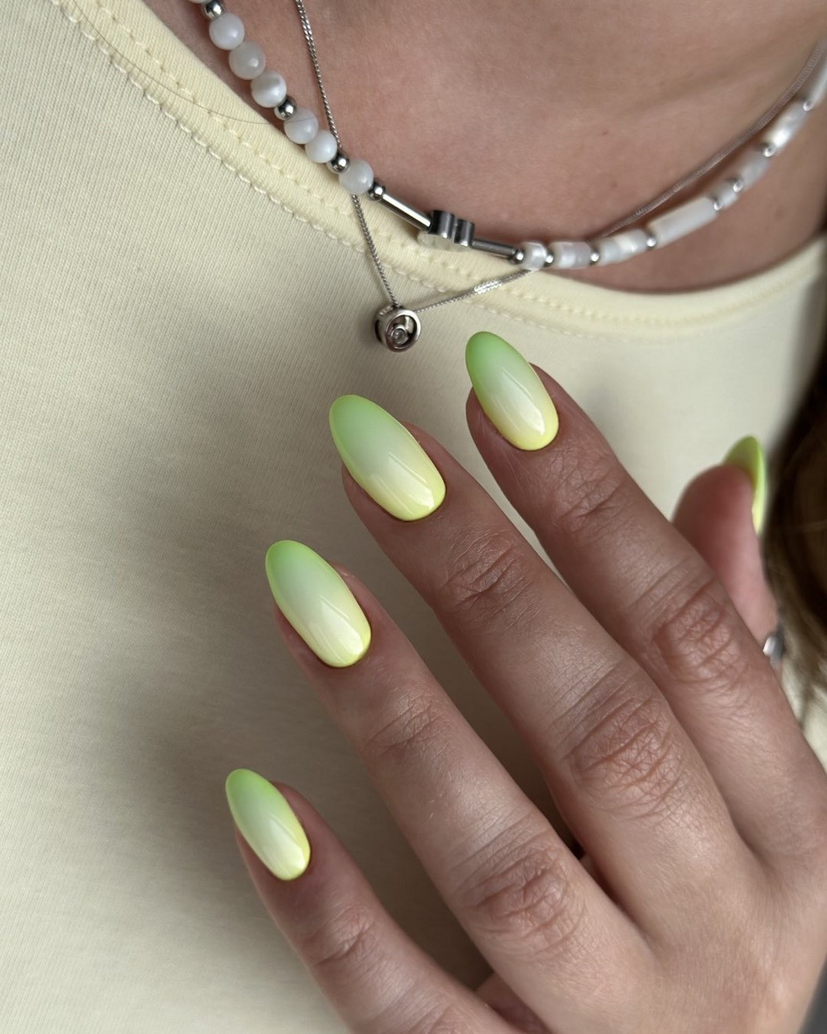 Зеленый маникюр весны 2026: оттенок, который освежает руки