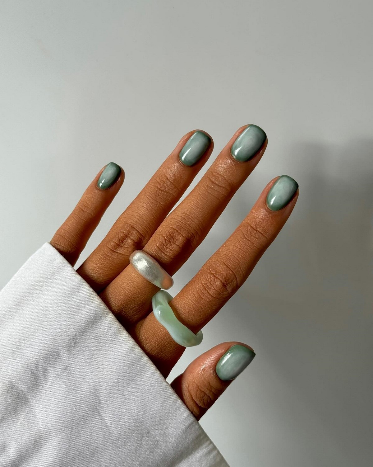 Зеленый маникюр весны 2026: оттенок, который освежает руки