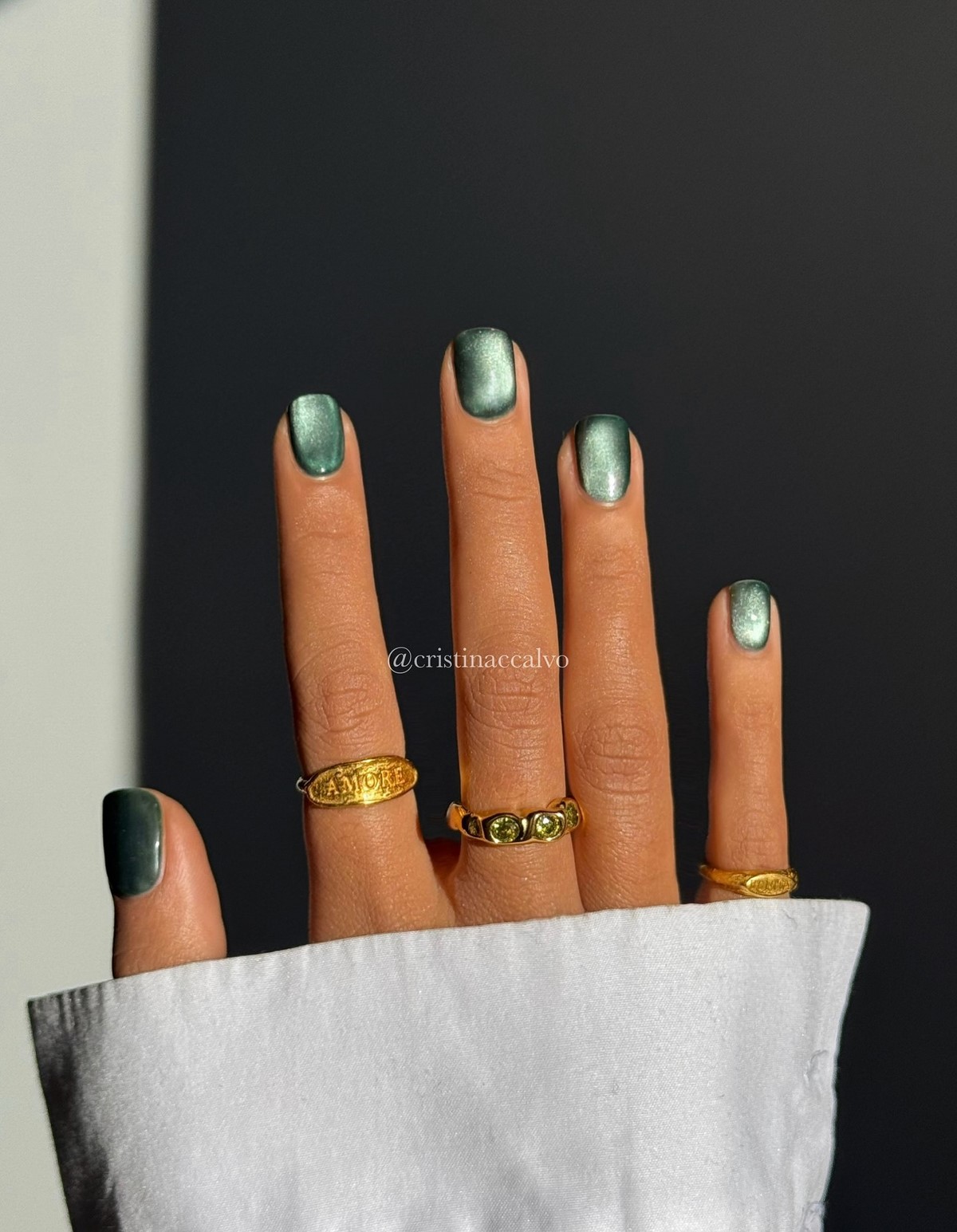 Зеленый маникюр весны 2026: оттенок, который освежает руки