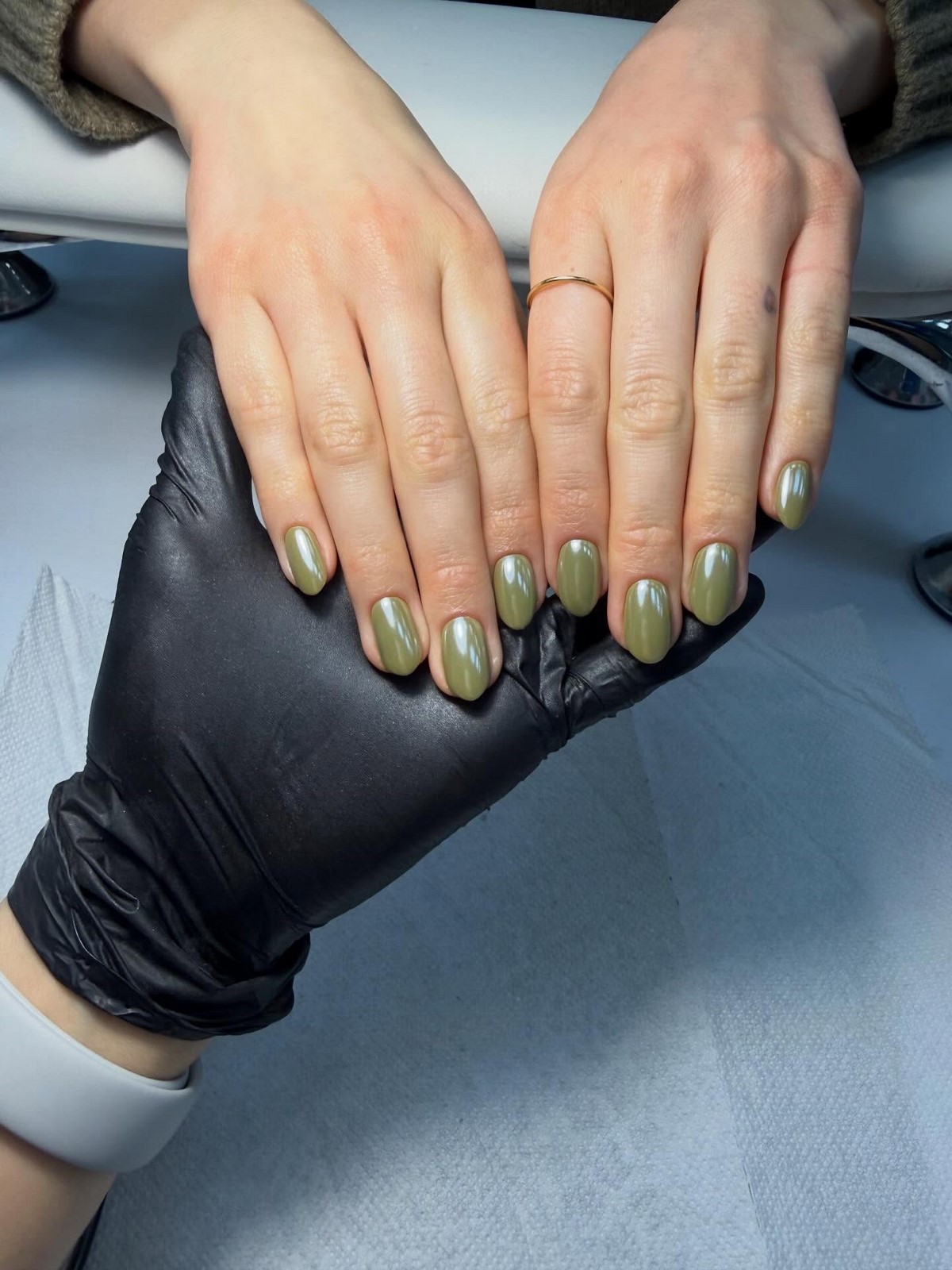 Зеленый маникюр весны 2026: оттенок, который освежает руки