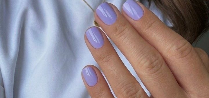 Лиловый маникюр апреля 2026: оттенки на коротких ногтях