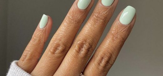Мятный маникюр: светлые оттенки на короткой длине