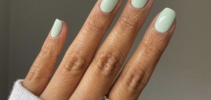 Мятный маникюр: светлые оттенки на короткой длине