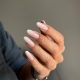 Ногти без дизайна: чистое покрытие и легкий вид на руках