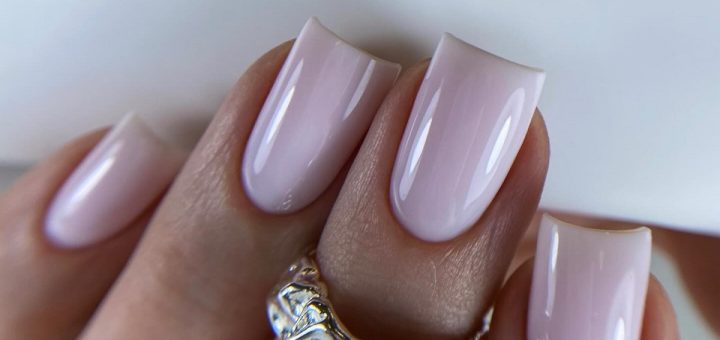 Светлый маникюр: 25 идей с чистым покрытием на ногтях