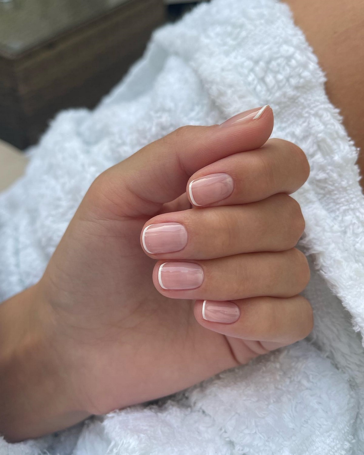 Френч в апреле 2026: тонкая линия и минимальный контраст