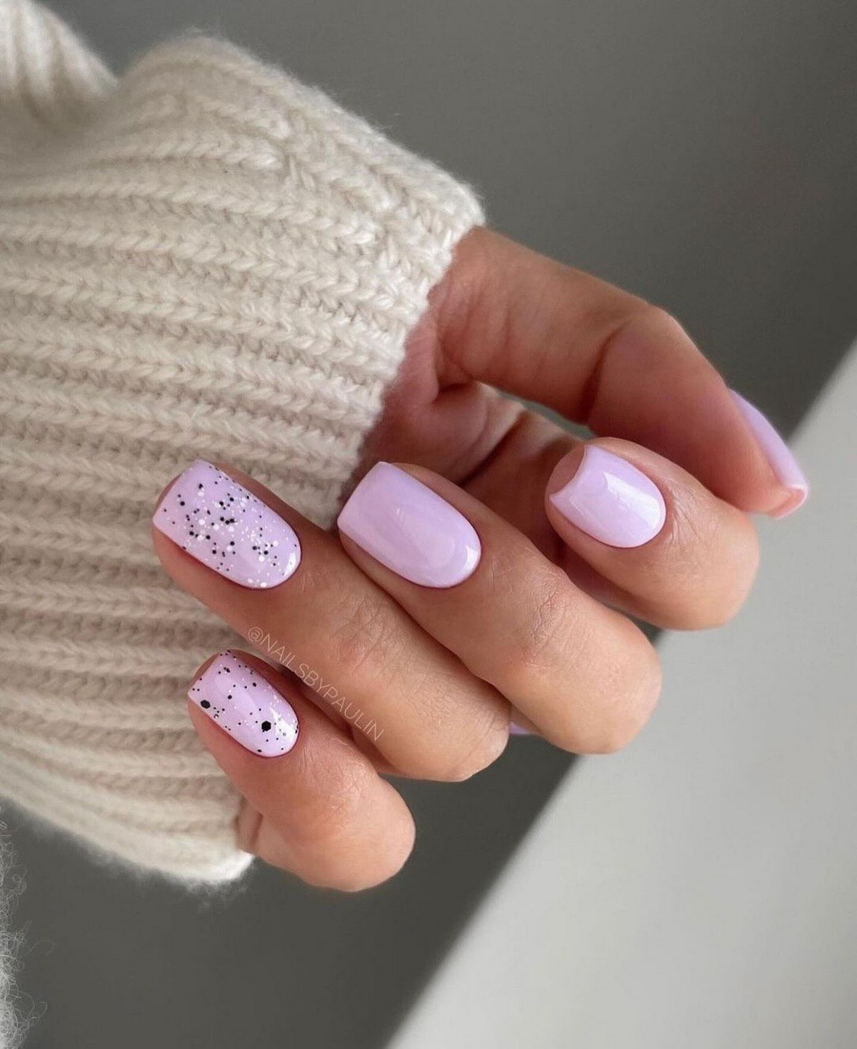 Лиловый маникюр апреля 2026: оттенки на коротких ногтях