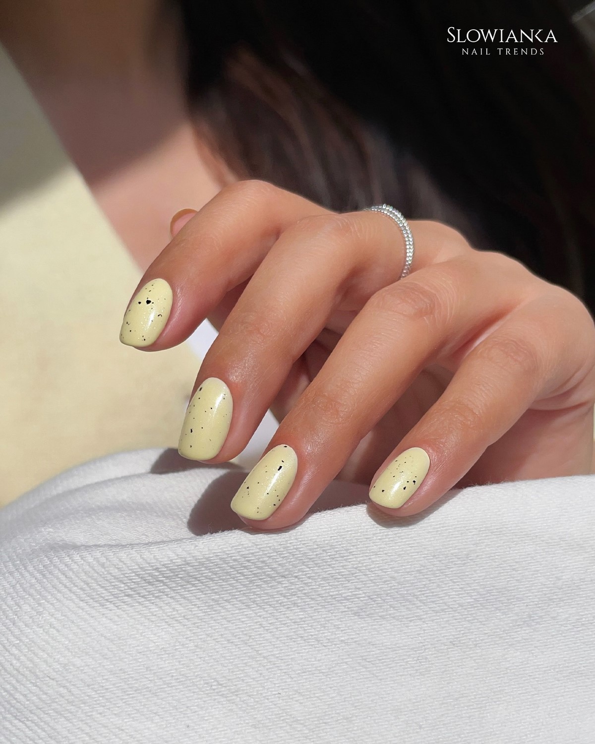 Лимонный маникюр: пастельные и молочные оттенки на коротких ногтях