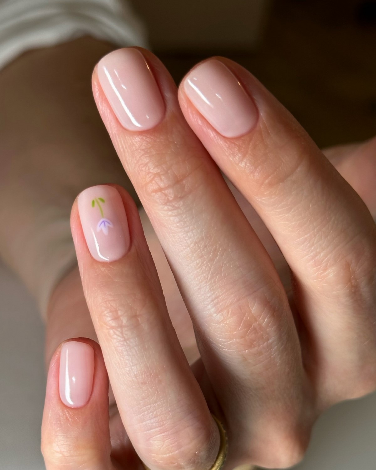 Маникюр с одной деталью: акцент без лишнего дизайна