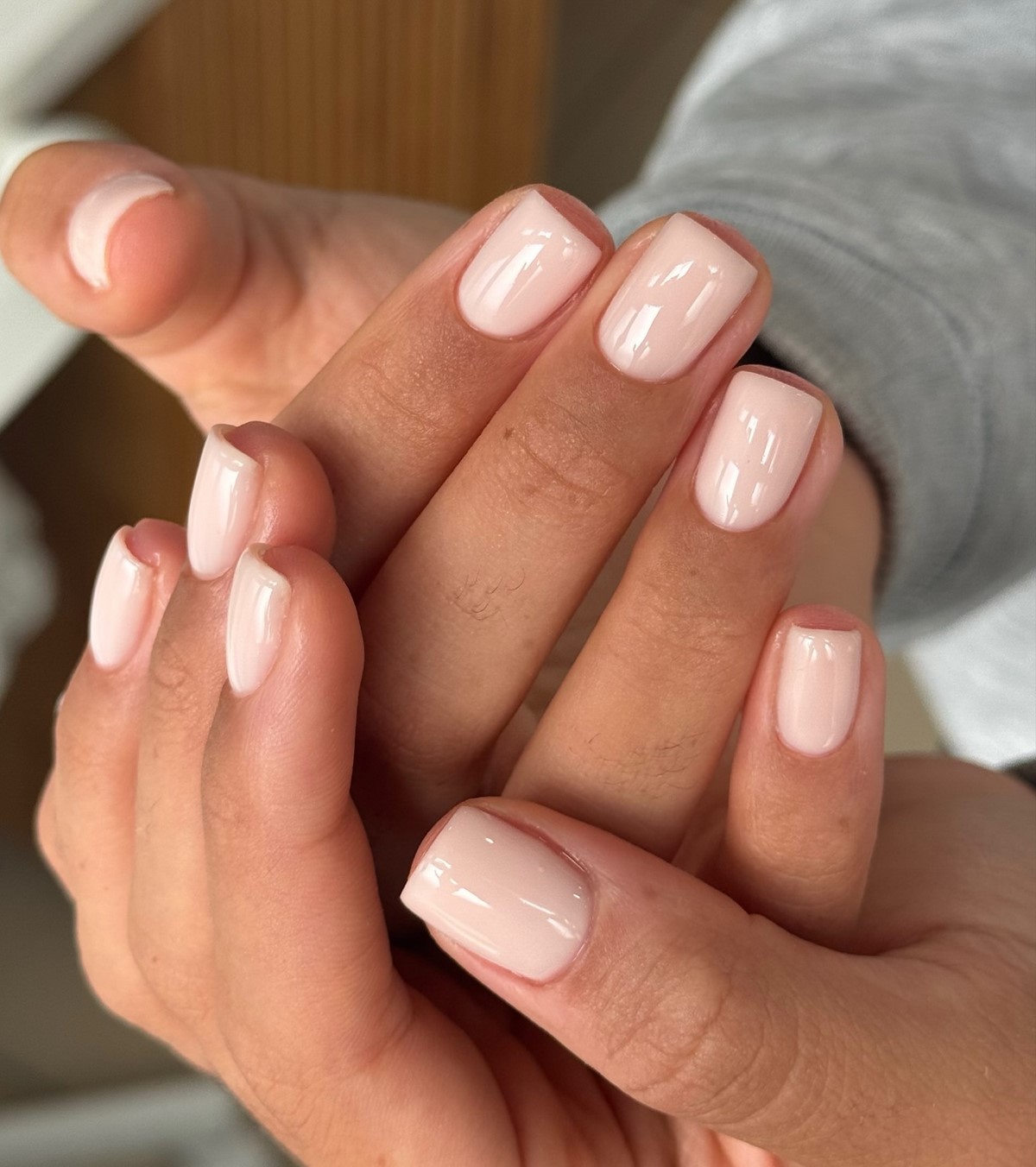 Ногти без дизайна: чистое покрытие и легкий вид на руках