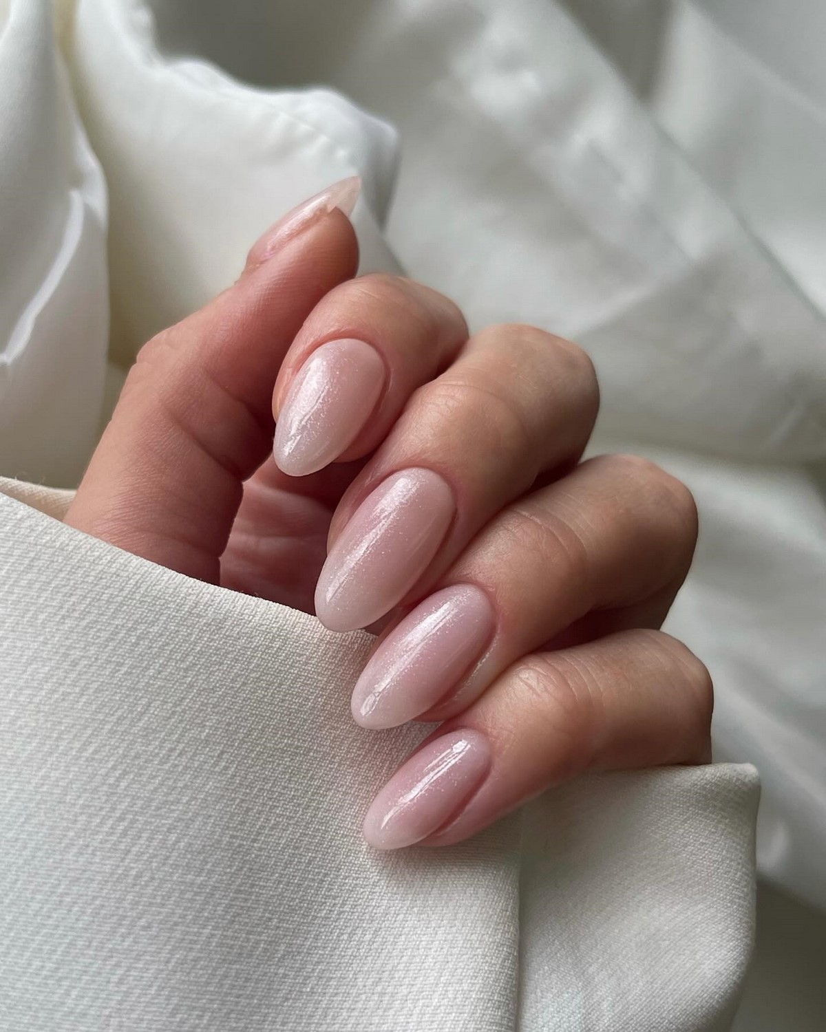 Светлый маникюр: 25 идей с чистым покрытием на ногтях