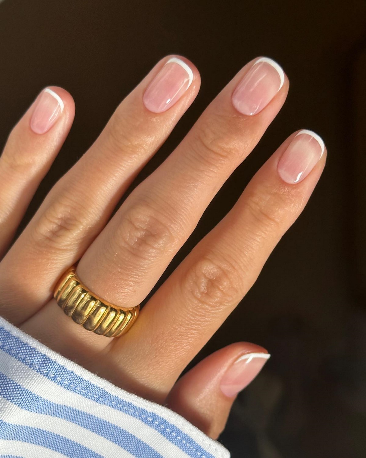 Френч в апреле 2026: тонкая линия и минимальный контраст