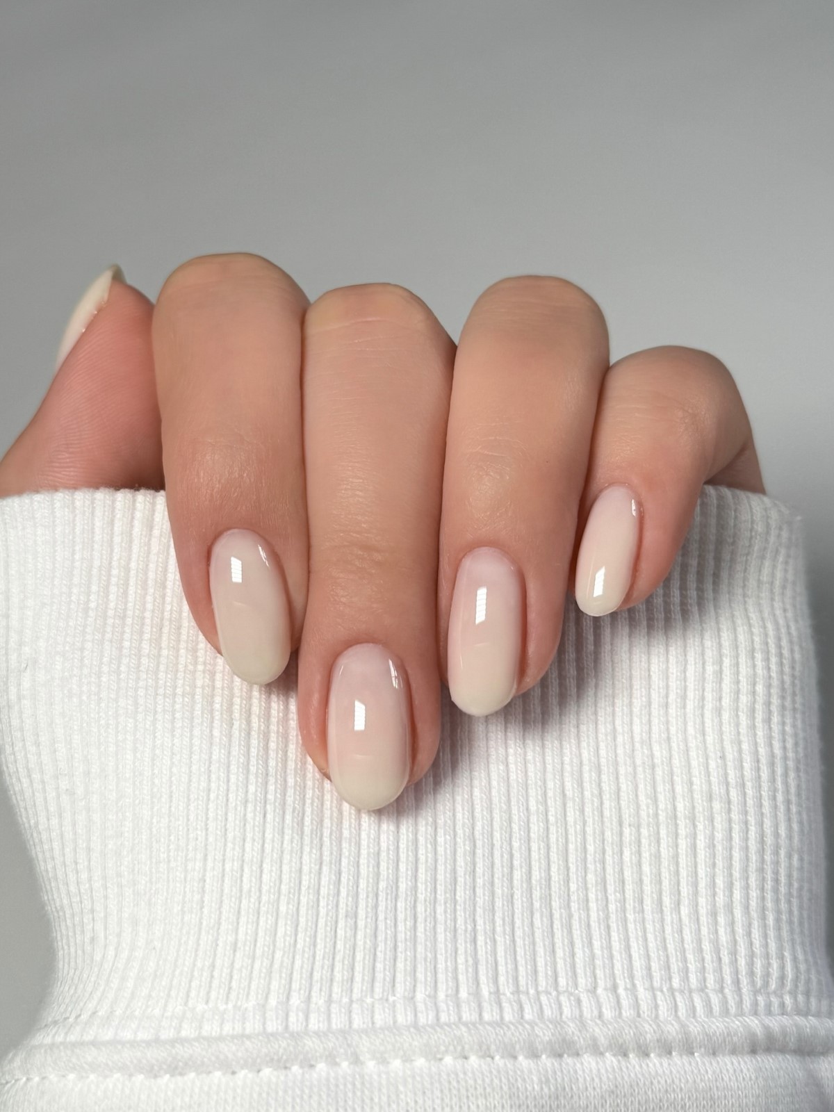 Светлый маникюр: 25 идей с чистым покрытием на ногтях