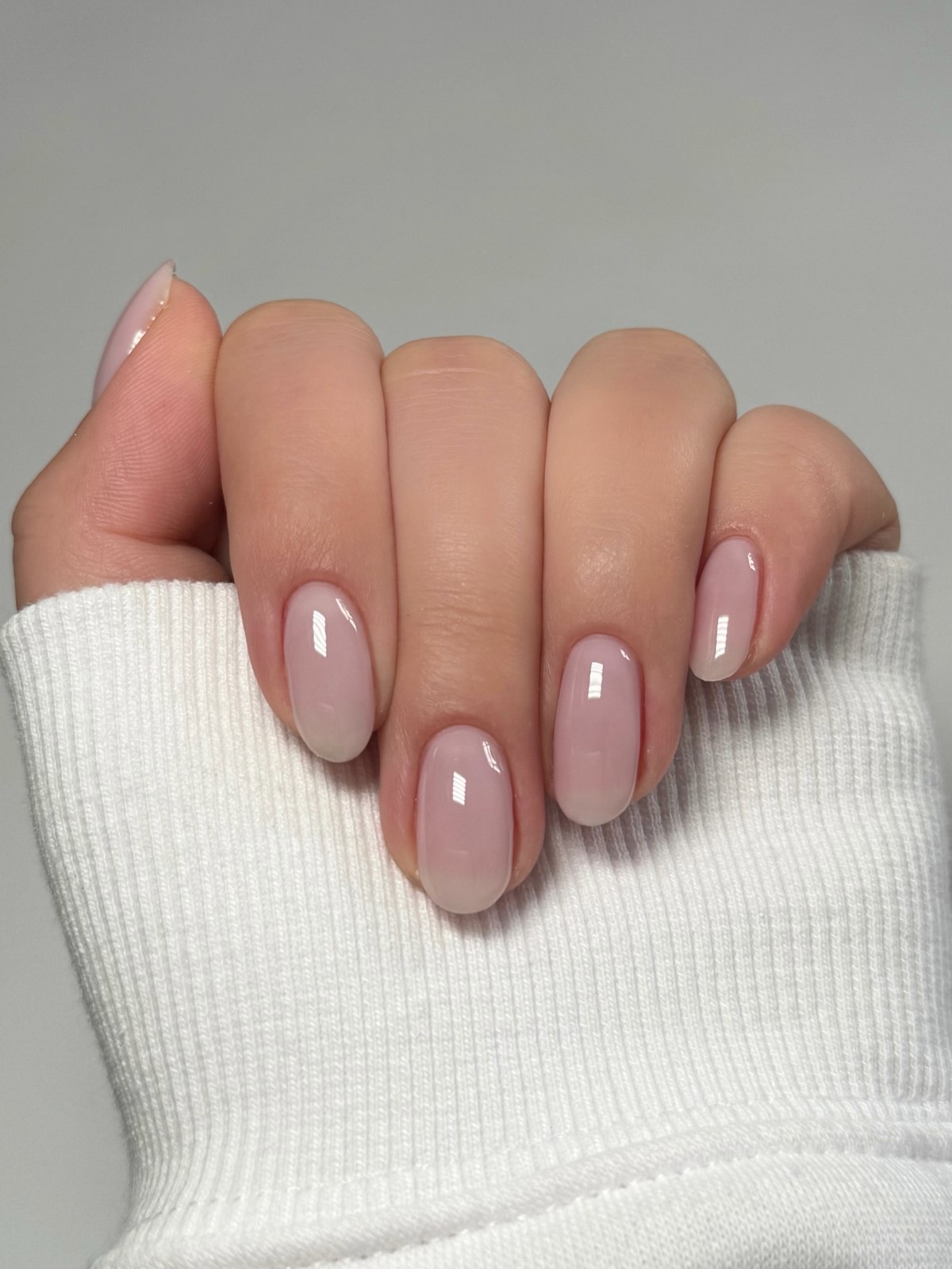 Светлый маникюр: 25 идей с чистым покрытием на ногтях