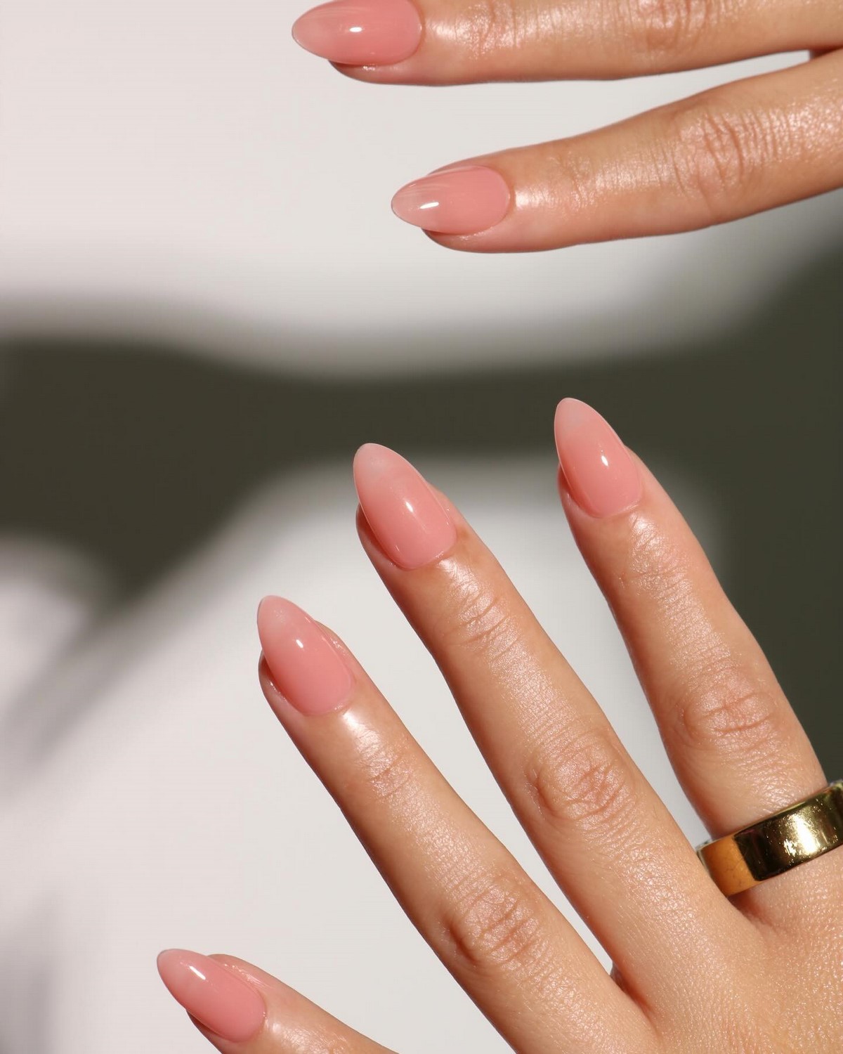 Светлый маникюр: 25 идей с чистым покрытием на ногтях