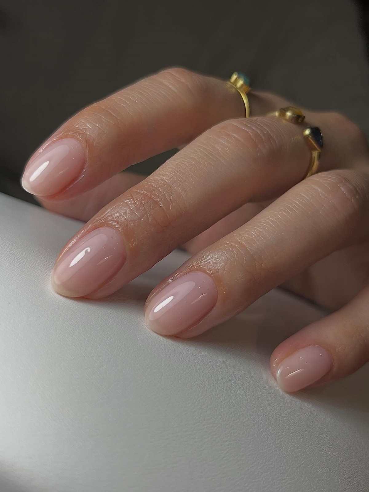 Светлый маникюр: 25 идей с чистым покрытием на ногтях