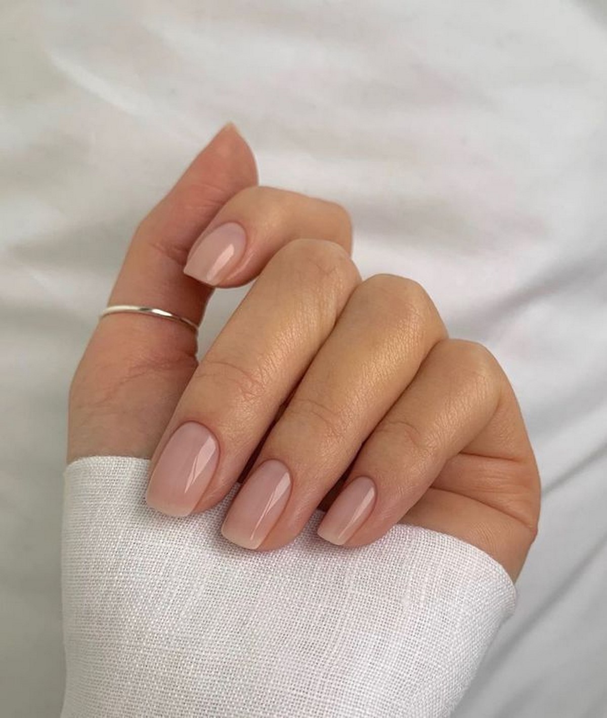 Светлый маникюр: 25 идей с чистым покрытием на ногтях