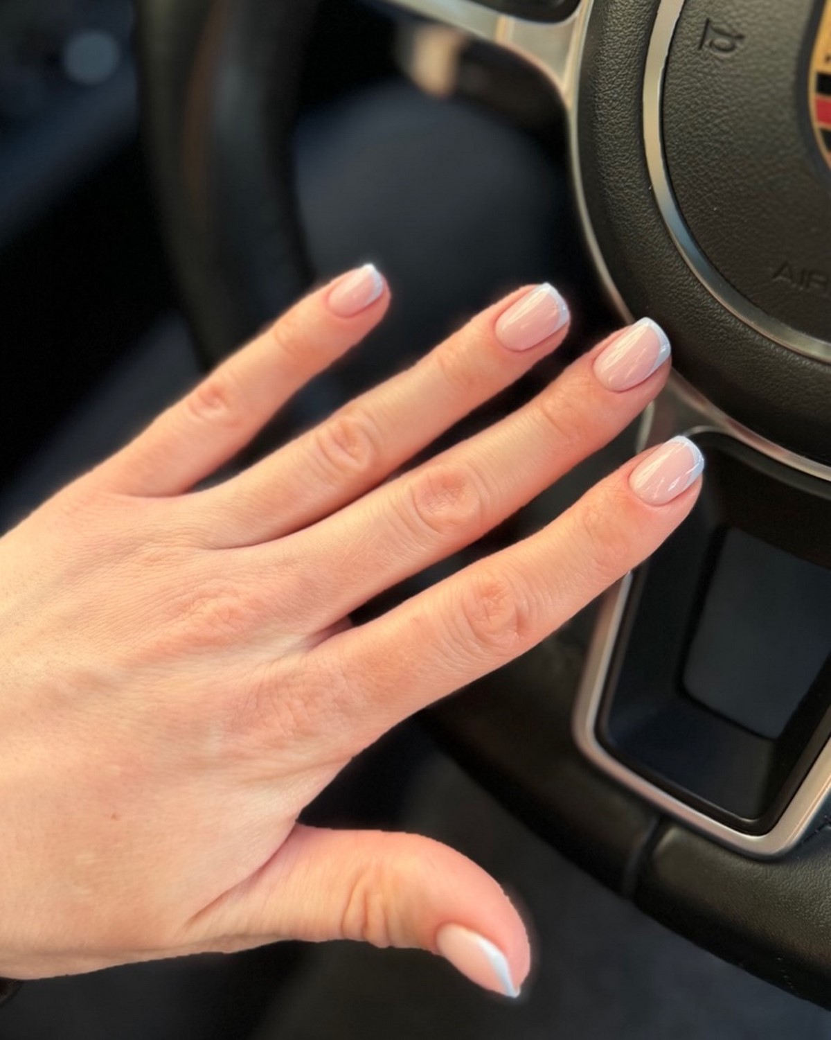 Френч в апреле 2026: тонкая линия и минимальный контраст