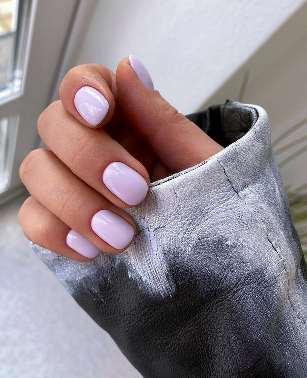 Лиловый маникюр апреля 2026: оттенки на коротких ногтях