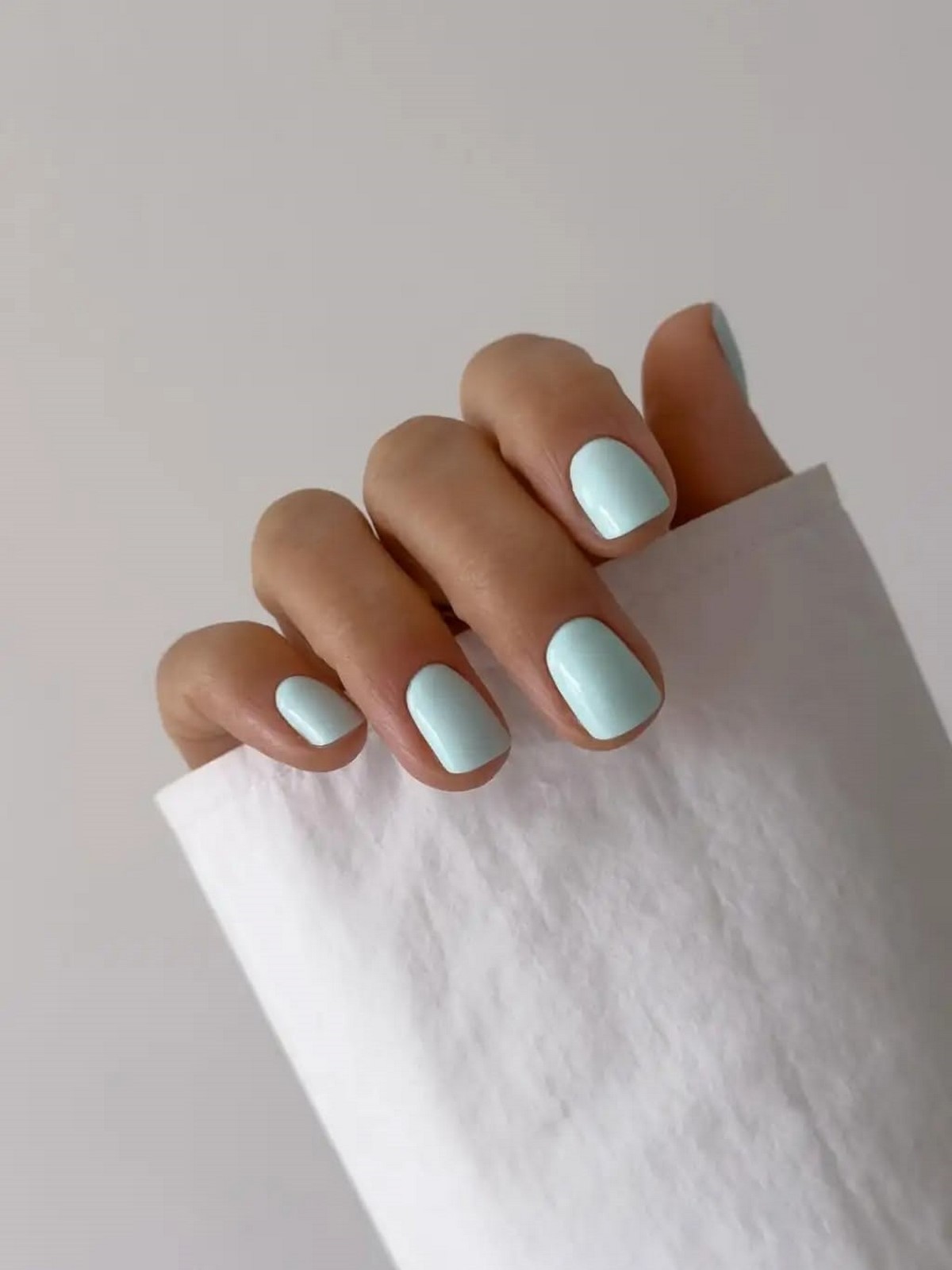Мятный маникюр: светлые оттенки на короткой длине
