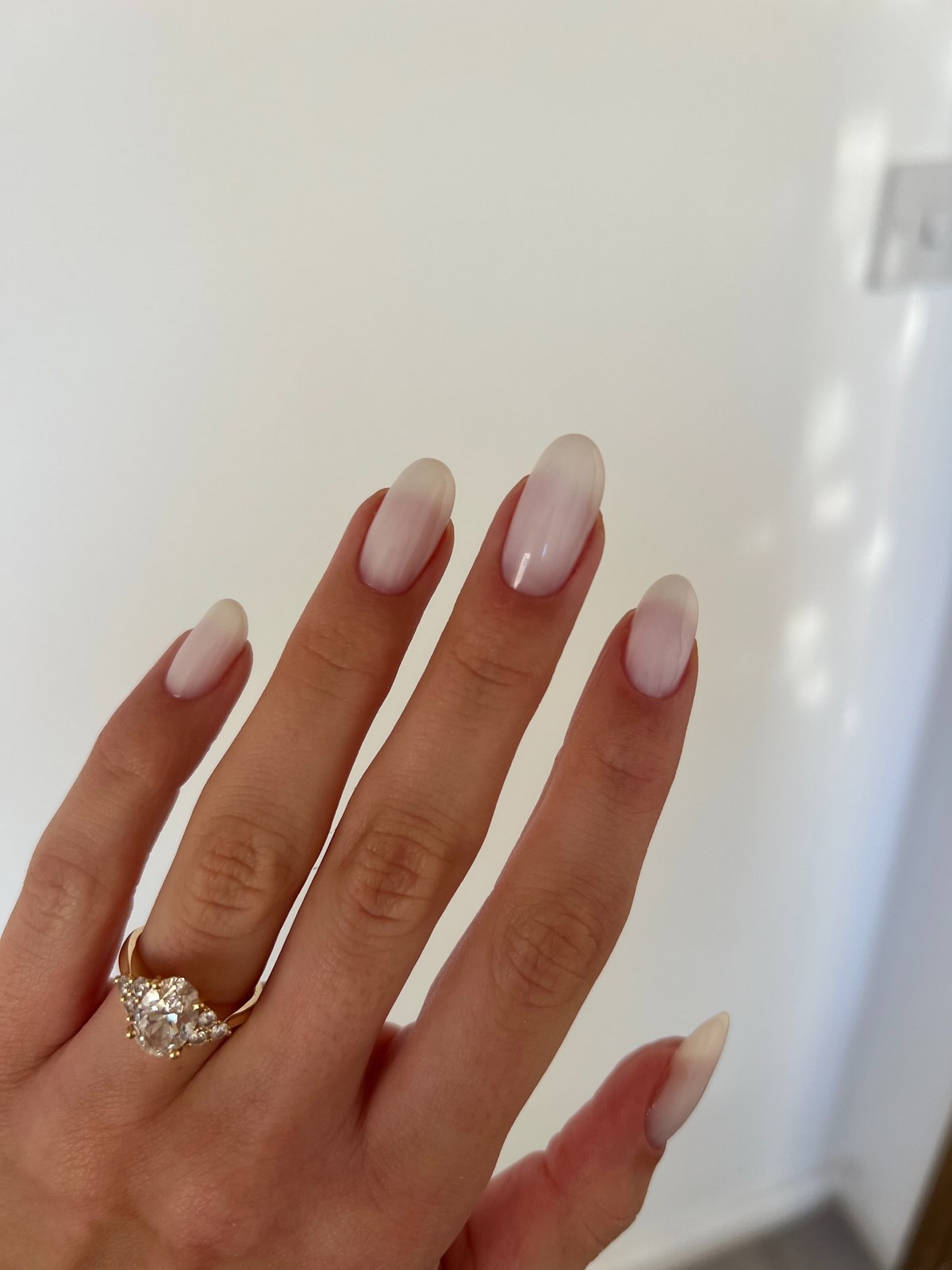 Ногти без дизайна: чистое покрытие и легкий вид на руках