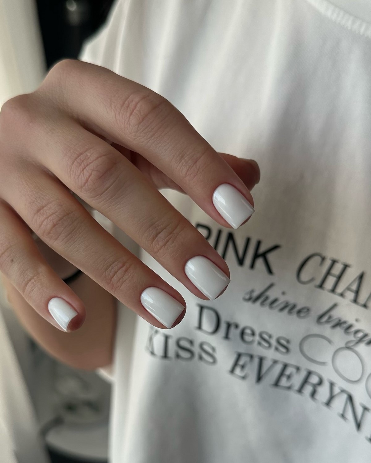 Один цвет или сочетание: какой маникюр выглядит чище в 2026