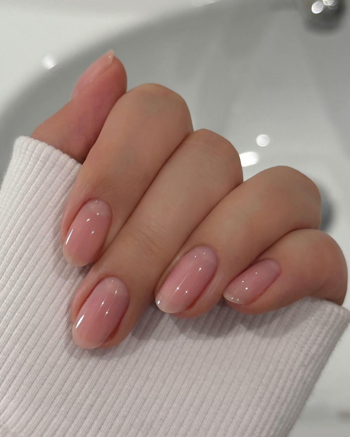 Светлый маникюр: 25 идей с чистым покрытием на ногтях