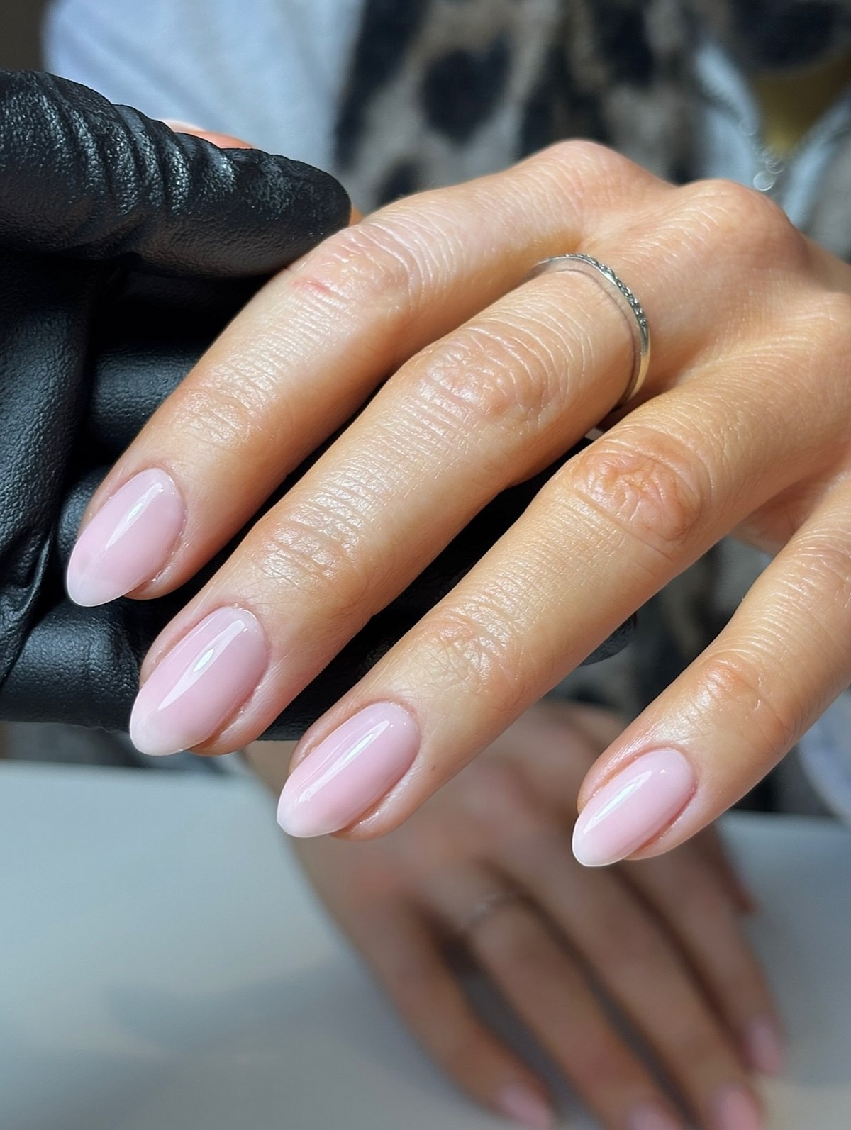 Светлый маникюр: 25 идей с чистым покрытием на ногтях