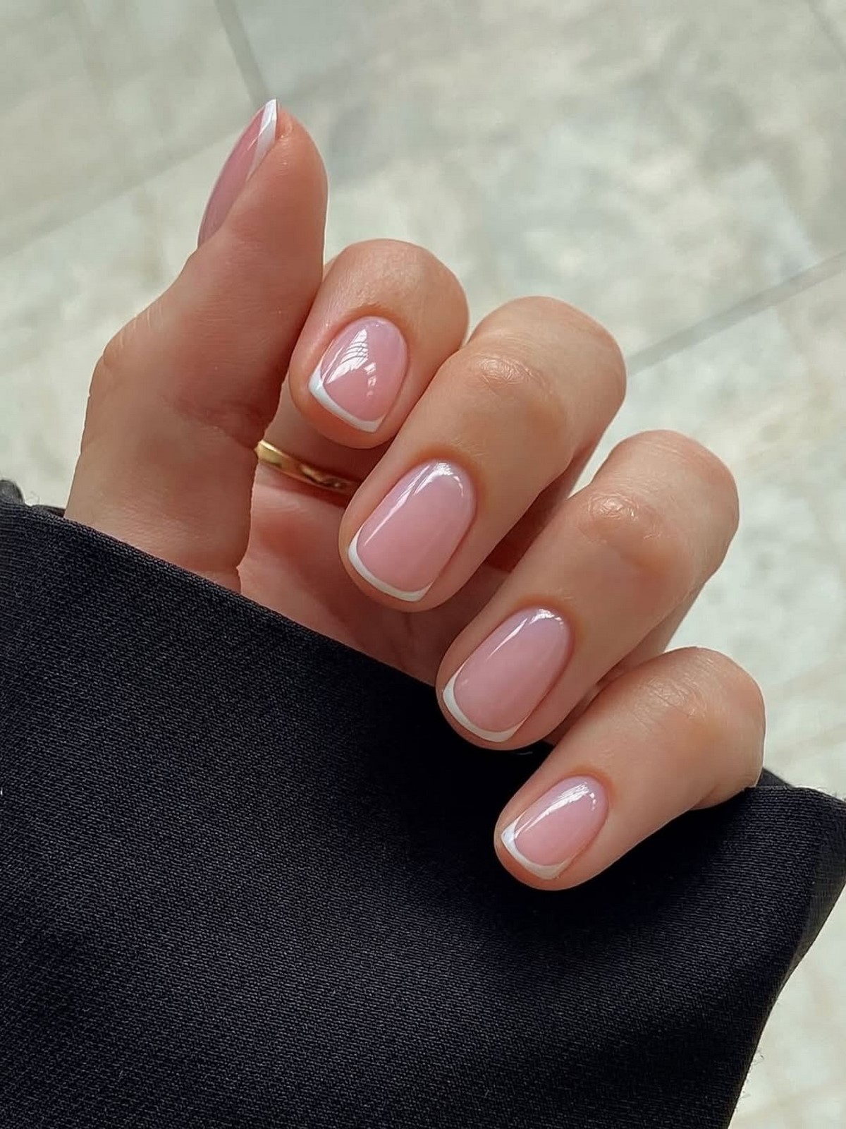 Френч в апреле 2026: тонкая линия и минимальный контраст