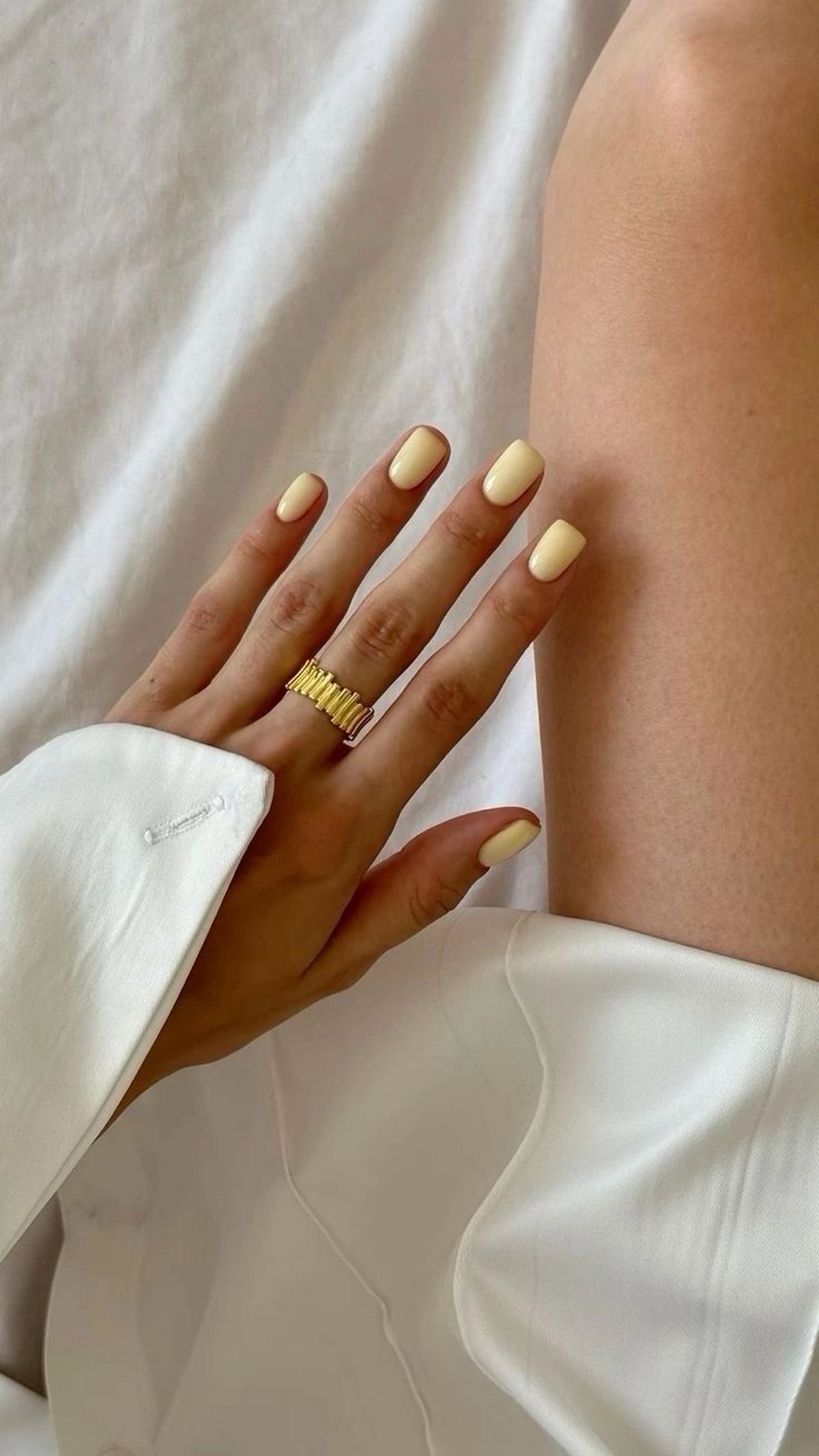 Лимонный маникюр: пастельные и молочные оттенки на коротких ногтях