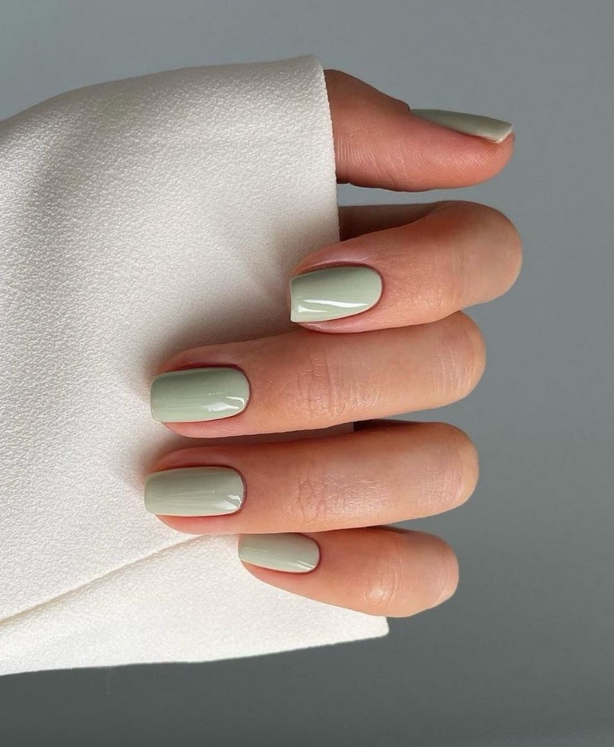 Мятный маникюр: светлые оттенки на короткой длине