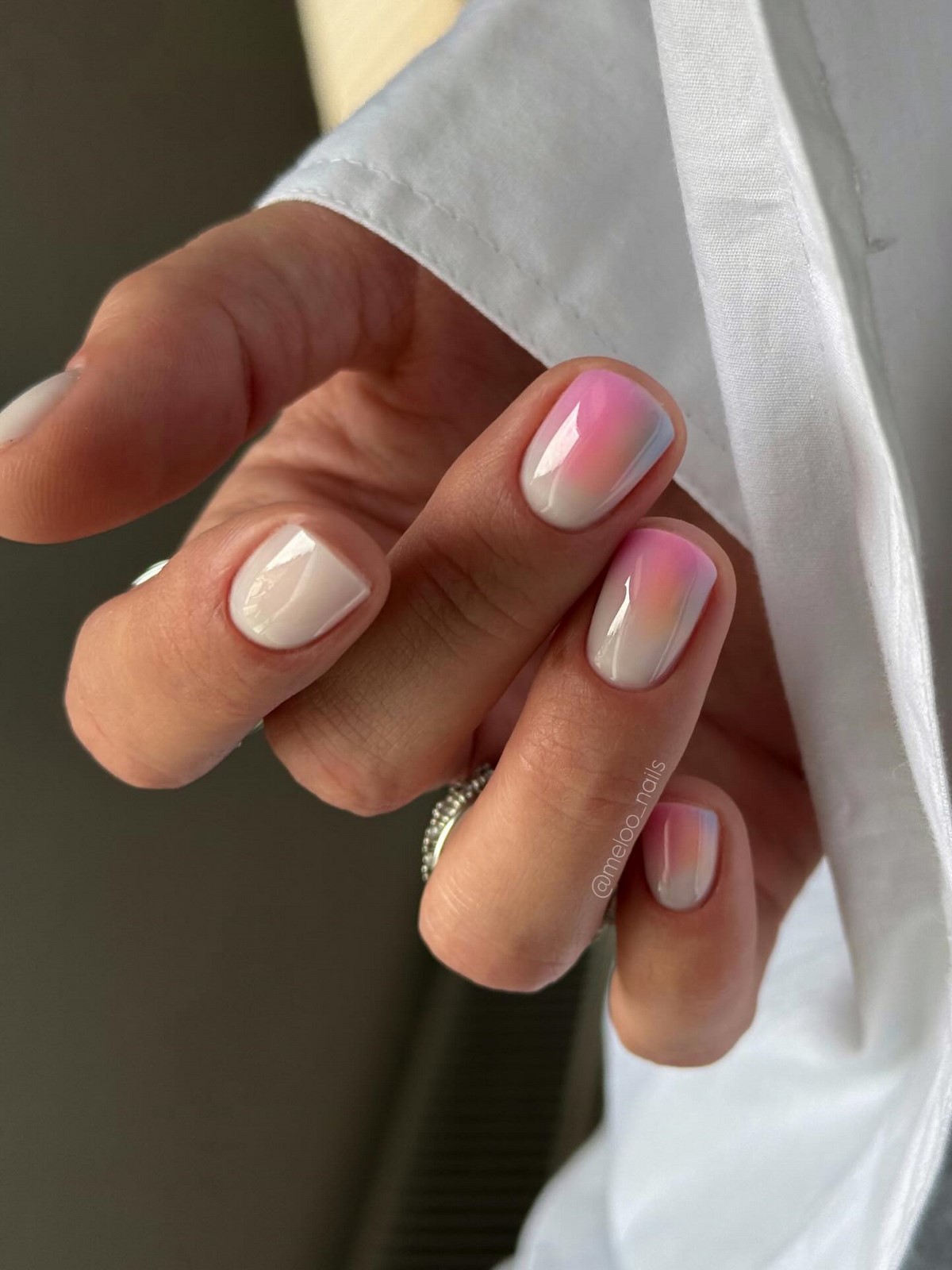 Один цвет или сочетание: какой маникюр выглядит чище в 2026