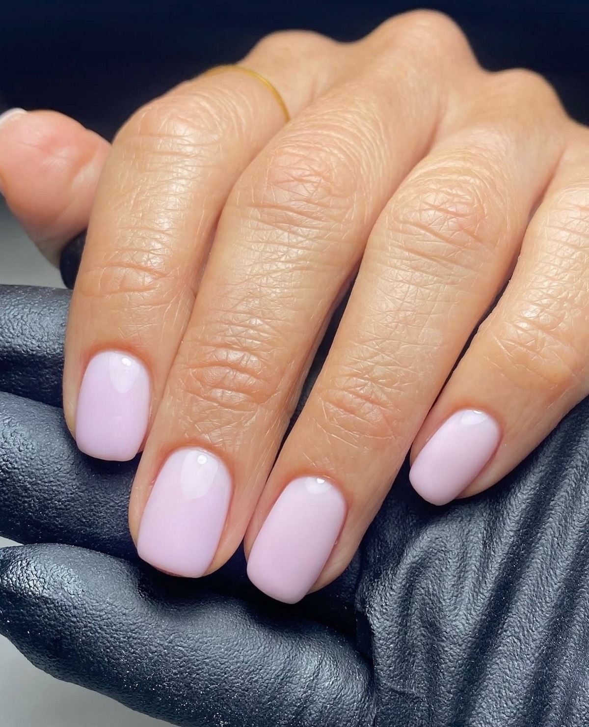 Лиловый маникюр апреля 2026: оттенки на коротких ногтях