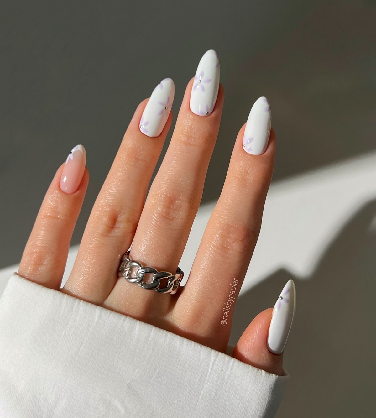 Маникюр, который резко набирает популярность и вытесняет привычные варианты