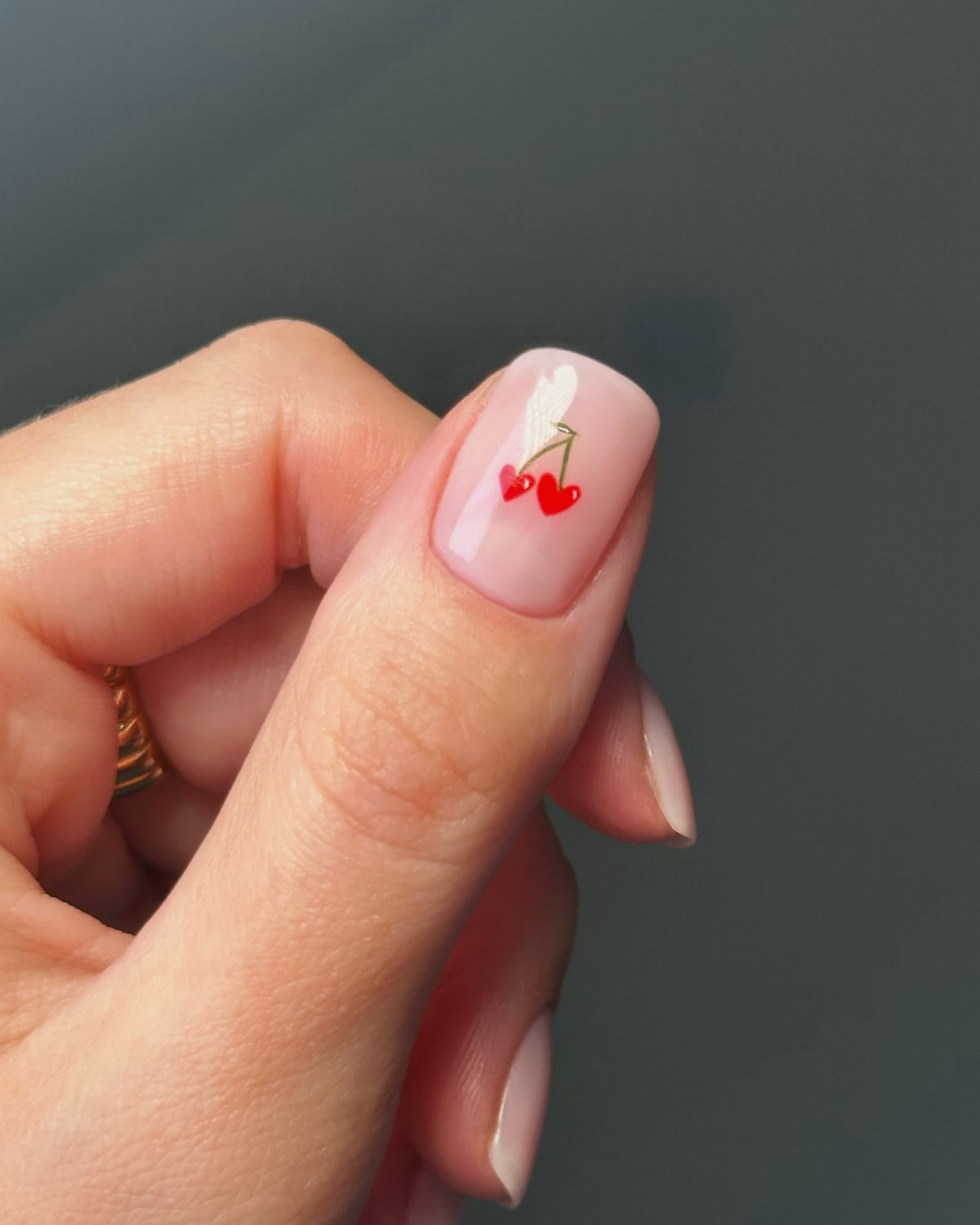 Маникюр с одной деталью: акцент без лишнего дизайна