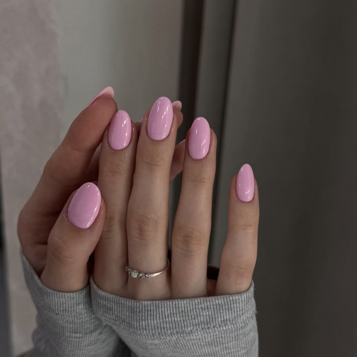 Один цвет или сочетание: какой маникюр выглядит чище в 2026