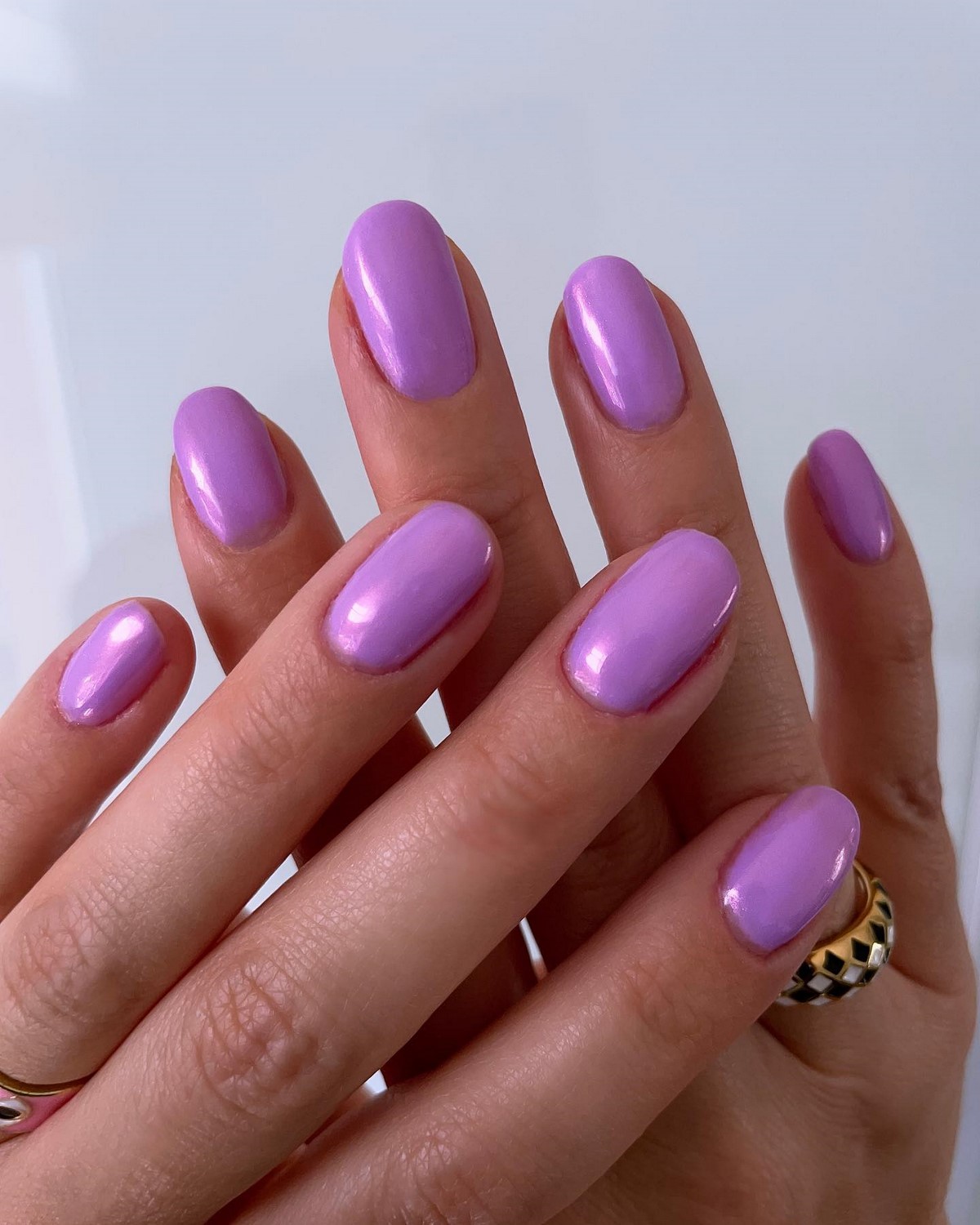 Лиловый маникюр апреля 2026: оттенки на коротких ногтях